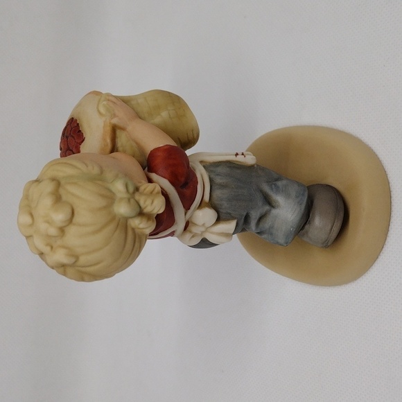 Vintage Enesco Special Edition 1989 Girl with Pie Porcelain Figurine - Picture 5 of 13